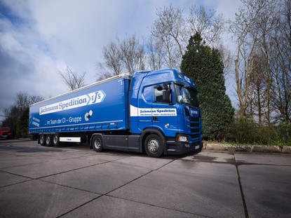 Coilmuldenauflieger der Spedion Jachmann Coilmuldenauflieger der Spedition Jachmann